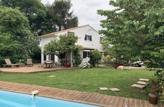 Magnificent charming house with swimming pool in a quiet location close to all amenities