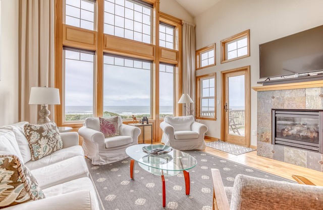 Magnificent Ocean-view Townhome with Game Room, Hot Tub and King Suite!