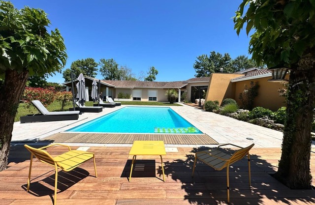 Magnificent villa with pool and spa near Bordeaux