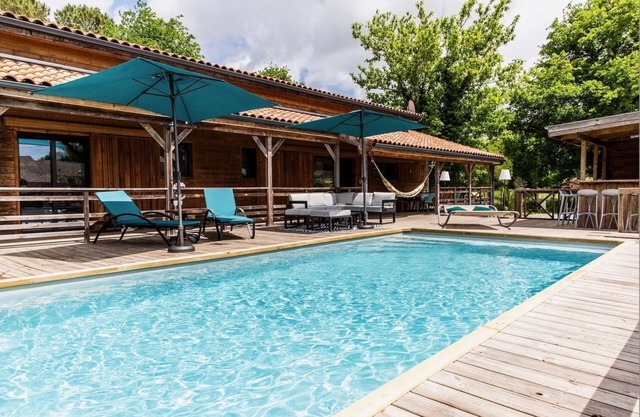 MAGNIFICENT WOODEN HOUSE WITH HEATED POOL 10KM FROM THE OCEAN