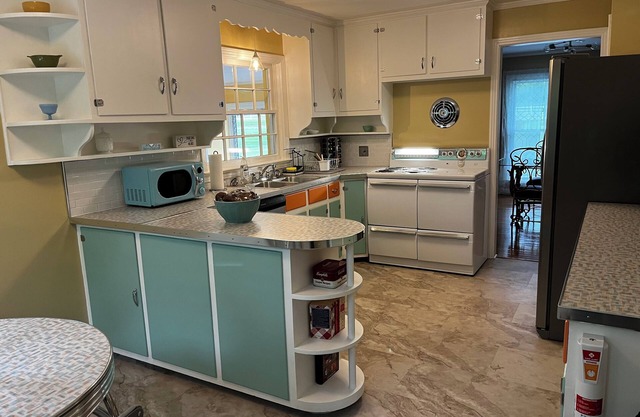 Magnolia Mid-Century on Bigby Creek. Cozy retro style close to everything.