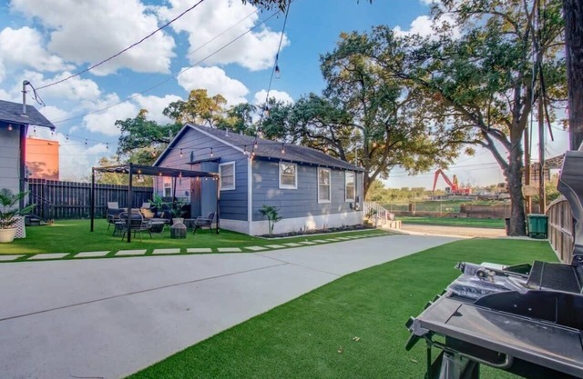 Magnolia Park Retreat -3 Separate Units w Backyard