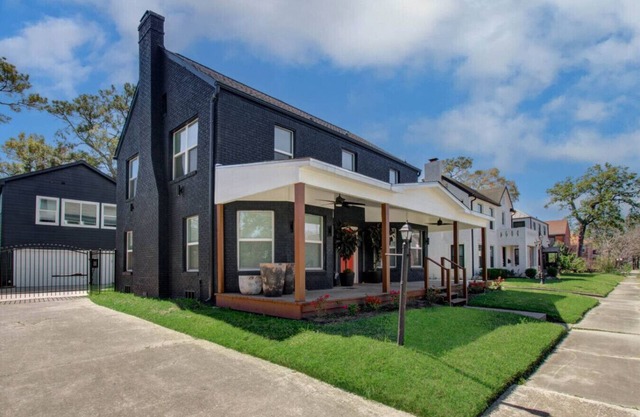Main House & Garage Apt near NRG & Medical Center!