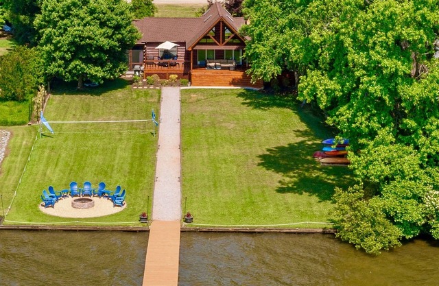 Main Lake View, Flat Lot, Hot Tub, Kayaks, Fire Pit & More!