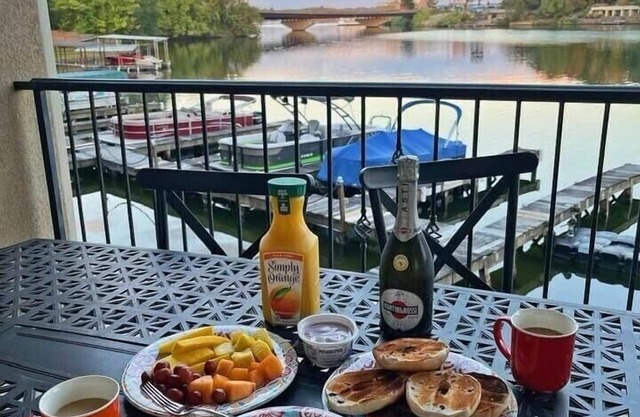 Main Level Luxury, Lakefront, Walk-in Condo with a boat slip on Lake Hamilton.