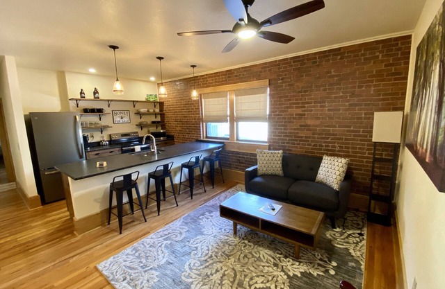 Main Street Retreats 101 Cozy, New Downtown Apt. 101