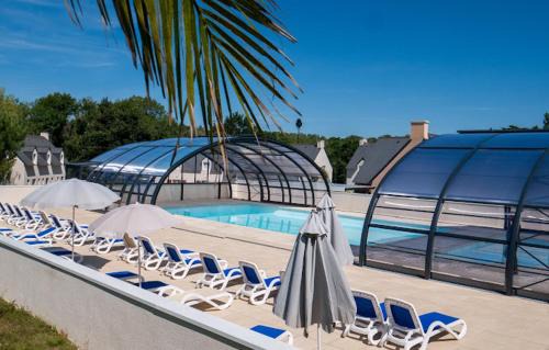 Maison avec piscine chauffée toute l'année à Morgat en bretagne sur la presqu'île de Crozon située à 800 m de la mer