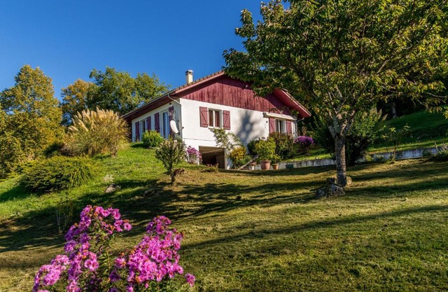 Maison dans un parc de verdure
