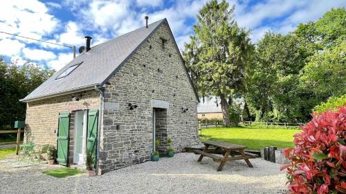 Maison en pierre à la campagne près de Champrepus