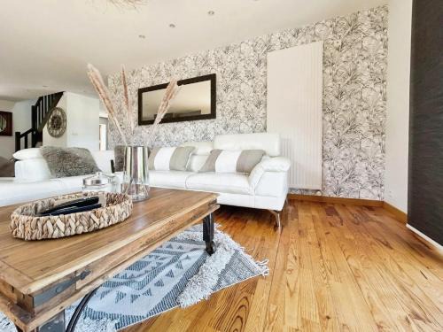 Maison familiale chaleureuse à Saint-Évarzec avec terrasse