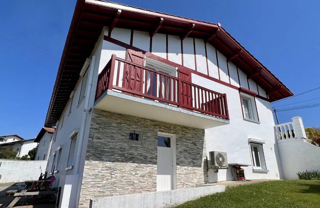 Maison T3 à Ustaritz avec Terrasse et Parking - FR-1-495-7