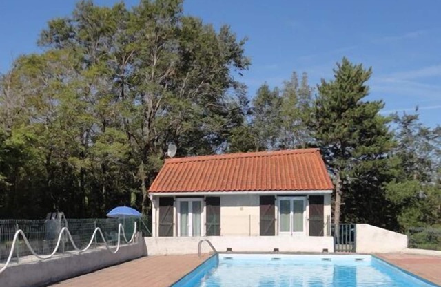 Maisonnette with shared pool at Lac de St Ferréol