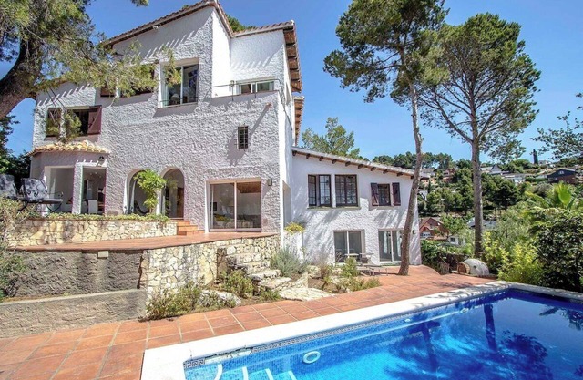 Majestic Villa and Views - 30km to Barcelona