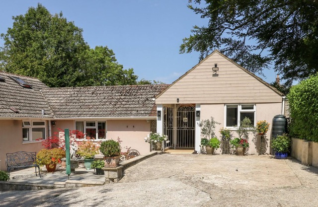 MALLARDS AT RIVENDELL, pet friendly, with a garden in Piddletrenthide