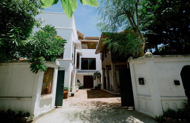 Mammoth Art Studio Pool villa in old city