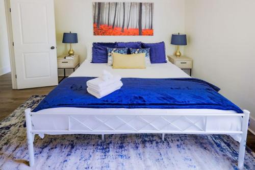 Manchaca 4 bedroom sleeps 10 Pool and Hot tub