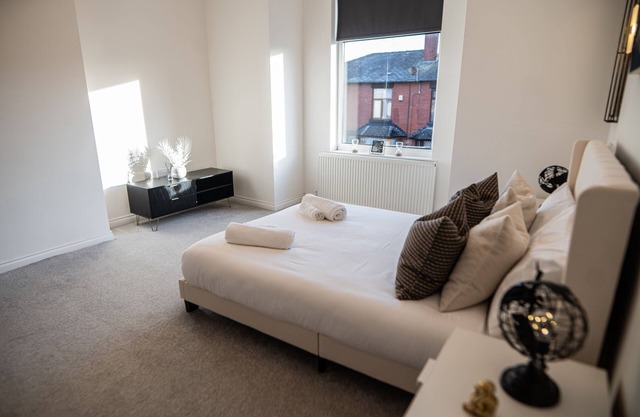 Manchester - 4 Beds - Sleeps 7 - Street Parking