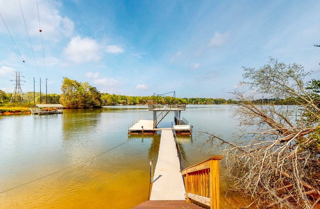 Mandalay Lake Lanier Getaway- Waterfront Retreat