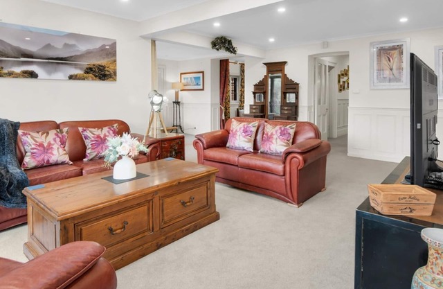 Manee's On Elphin 3BR fully self-contained apartment