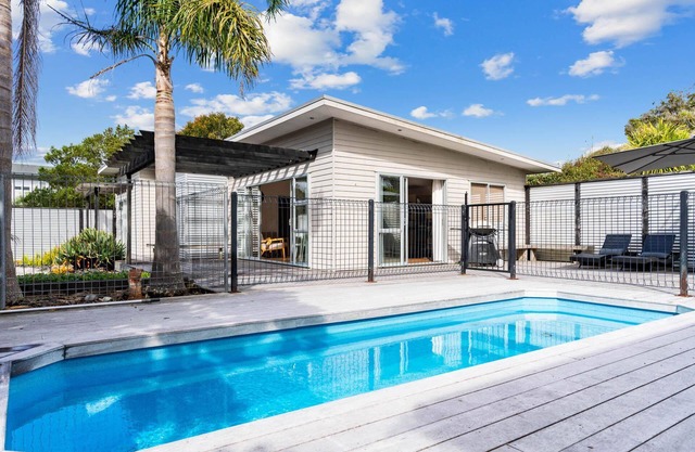 Mangawhai House - Spacious, modern and sunny in the heart of Mangawhai, plus it has a pool!