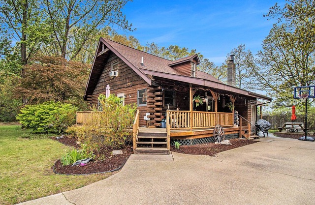 Manistee River Log Cabin at Highpoint Bayou