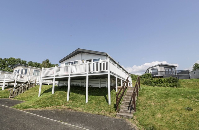 MANOR HEIGHTS LODGE, pet friendly, with a garden in Wemyss Bay