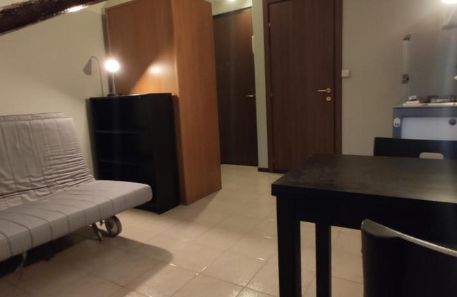 Mansarda a 2 minuti dalla stazione di Porta Susa. Ascensore, TV, cucina, lavatrice. Servita di qualsiasi servizio, farmacia, supermercato, ristoranti, rosticcerie, fruttivendolo.