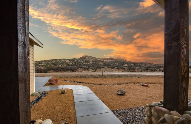 Manzanita Getaway, Creek Access & Hiking Nearby!