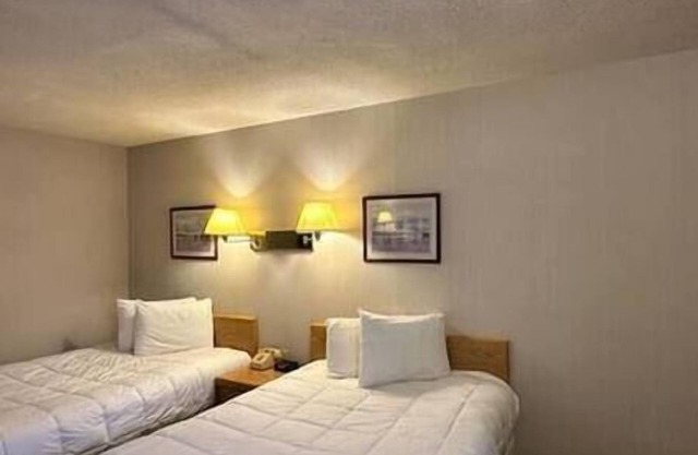Maple Leaf Inn - Lake Placid provides Two Double Beds Room
