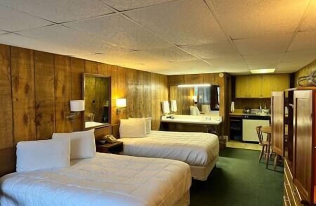 Maple Leaf Inn - Lake Placid - Two Double bed with kitchenette