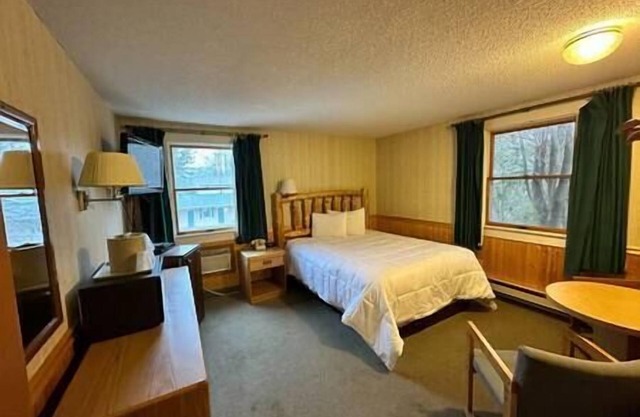 Maple Leaf Inn - Lake Placid provides Two double bed suite