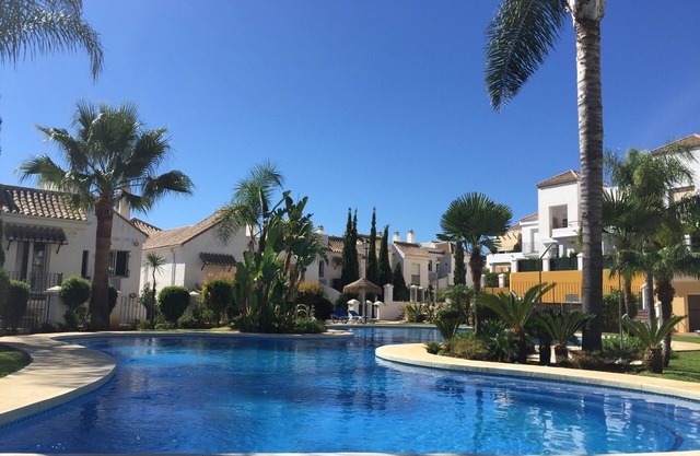 Marbella, Nueva Andalucia Groundfloor flat/2bed&2bath/private garden/3pools/