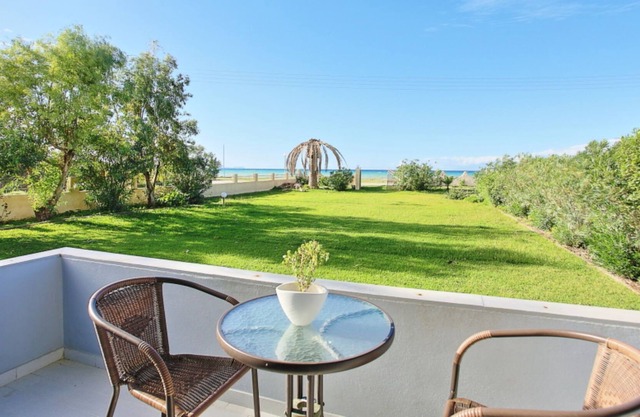 Maria Beach Studio: Beachfront studio with lovely garden and amazing sea views