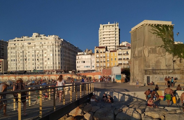 Marseille feet in the water
