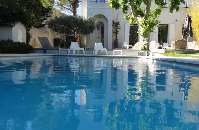 MARSEILLE HOUSE 8 PEOPLE