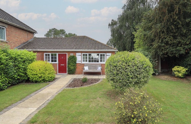 MARSH VIEW COTTAGE, pet friendly in Wainfleet All Saints