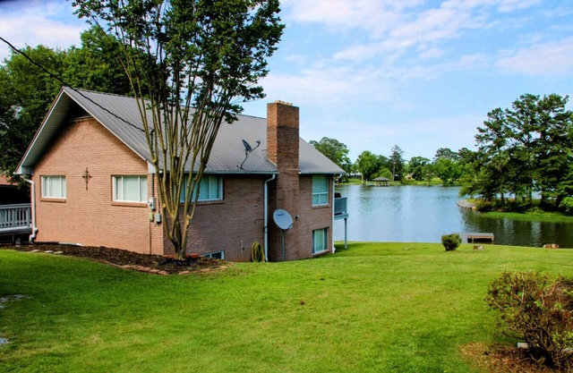 Marshall Shores on Weiss - Waterfront Home with Private Pier In Beautiful Bay Springs Neighborhood