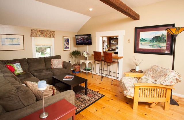 Martha's Vineyard 3BR, Pets Ok, 10 Min Walk to Beach or Shops!