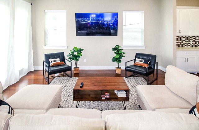 Marvelous Spacious & Cozy 10 Star 3 Bdrm Home In Great Area in HTX w/ Rental Car