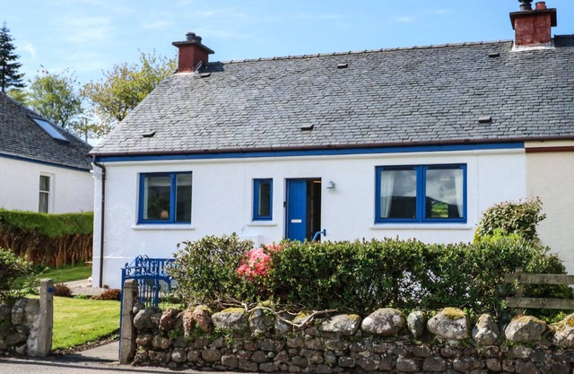 MARY'S COTTAGE, pet friendly, with open fire in Ardgour