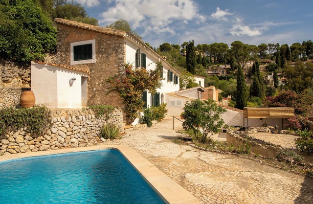 Masía Los Tres Almendros (sea views and pool in La Tramuntana)