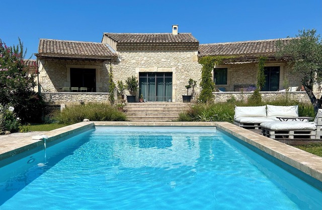 Mas Bohème with swimming pool and pétanque court in Provence