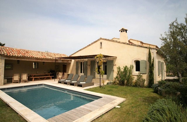 Mas in Eygalières with Heated Pool