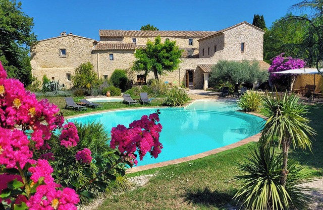 MAS PROVENÇAL upscale VERY LARGE POOL prox AVIGNON 15 to 19 people.