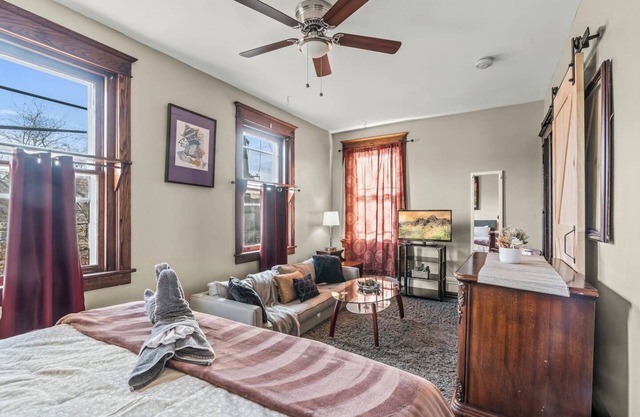 Massive 1B/1B - King-Bed & Lounge/Living Room & Sunroom w/Parking!