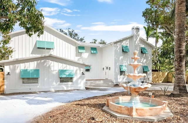 Massive 6 Bedroom All Suites w 8 Baths, Theater, Screened Heated Pool, Peloton, Hot Tub