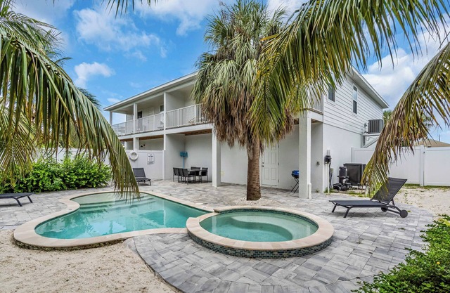 Massive Bradenton Oasis, 2 Private Pools, Hot Tub, Gargae & Sleep16+