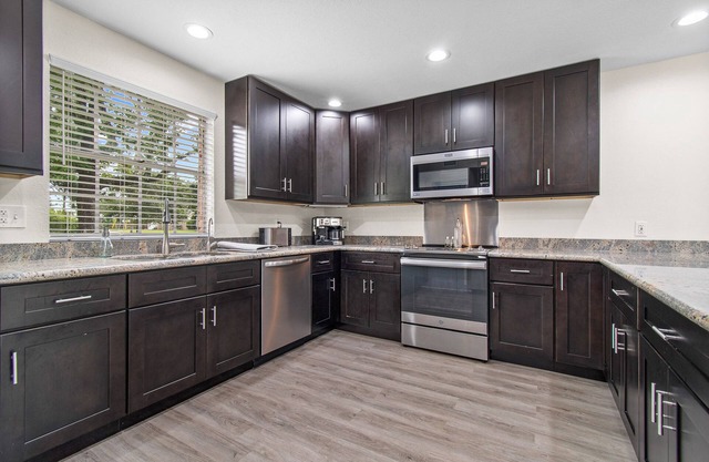 Massive New Villa Sleeps 30 - 10 min from Pensacola Beach