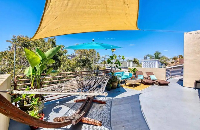 Massive Oceanview 6BR Penthouse + Rooftop Decks