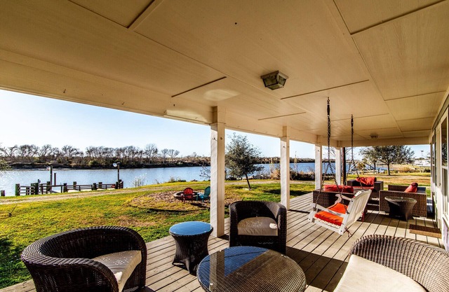 Matagorda Hidden GemRiver front night light onDock Family beach & fishing trips!